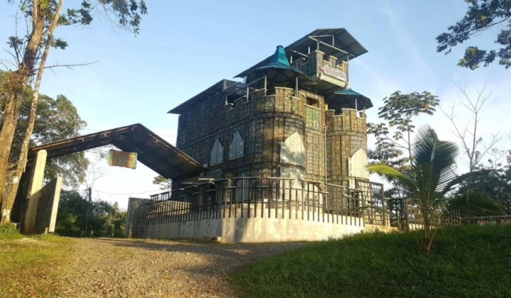 Castle made of 40 thousand bottles in Panama