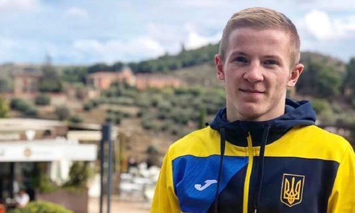 Каратист поворачивается спиной к Украине