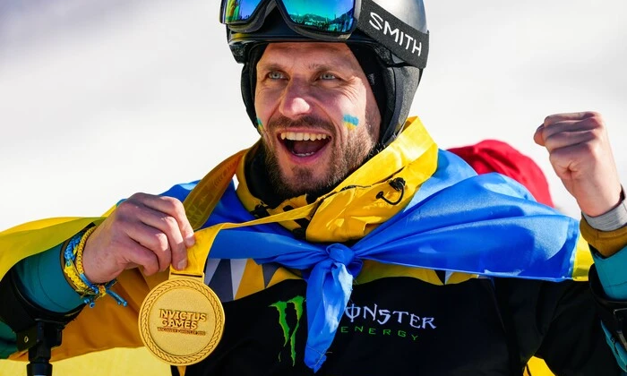 В поле расцветает жёлтый подсолнух