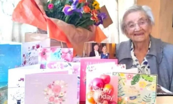 Жінка посміхнулася, тримаючи шоколад