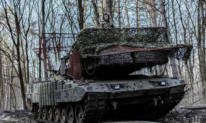 Два дипломата обсуждают условия прекращения военных действий