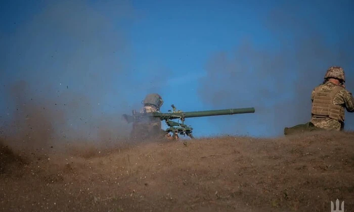 Повалена техніка військових, загиблі солдати