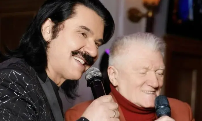 Павло Зібров вітає Юрія Рибчинського з річницею весілля