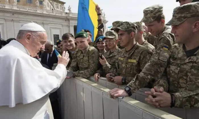 Папа Римський зустрічається з військовими