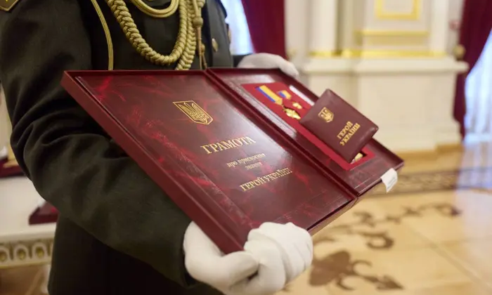 Зеленський нагородив військових орденами «Золота Зірка»