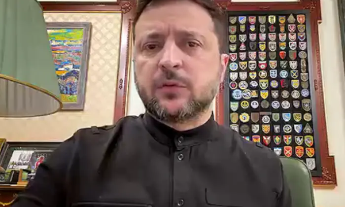 Зеленский слушает доклад на фронте