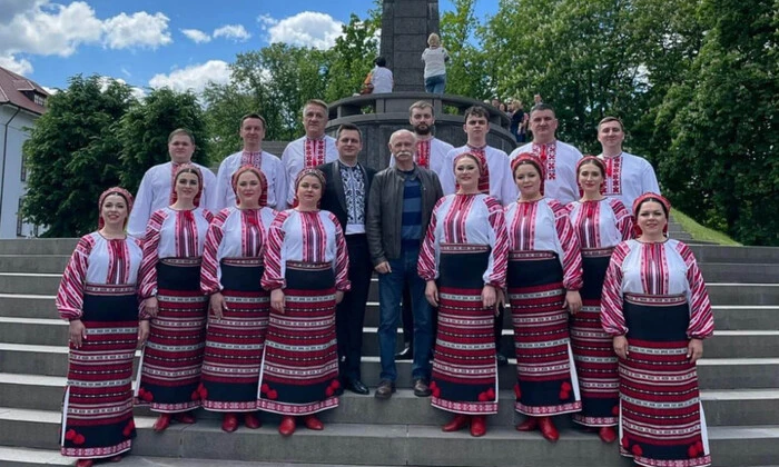 Хор Верьовки та молоді зірки
