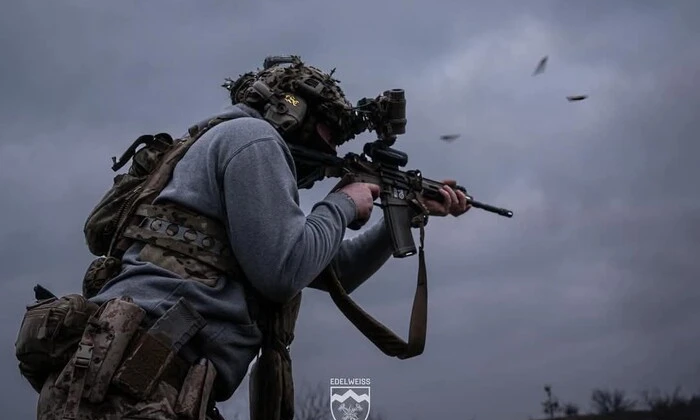 военные изображены на учни