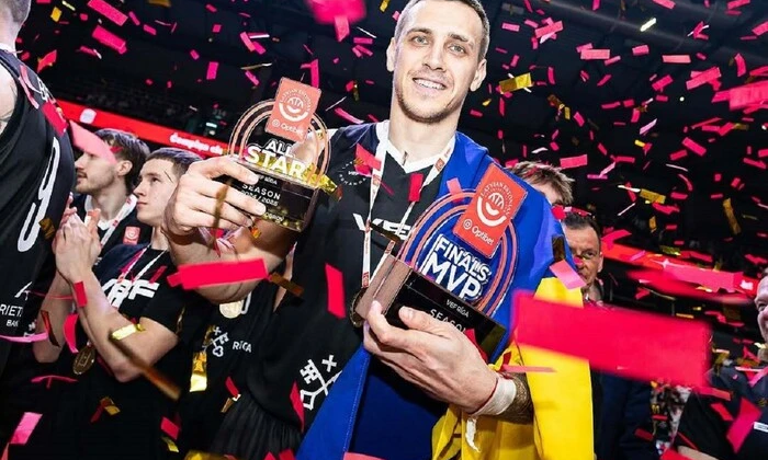 Баскетболисты сборной Украины с трофеем