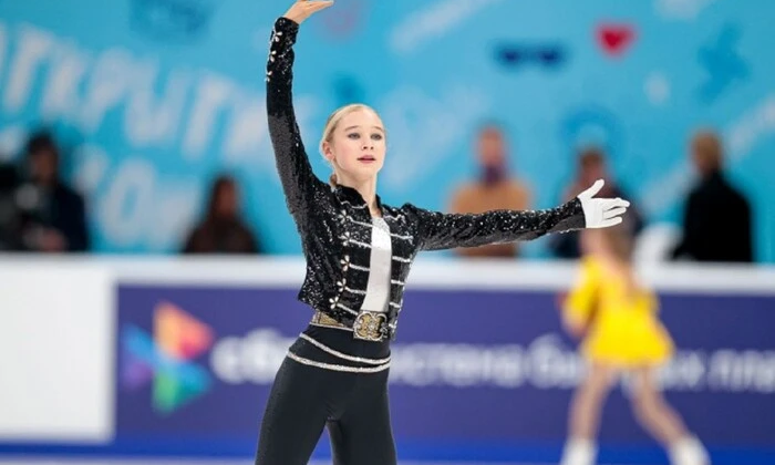 Фигуристка в спортивном костюме тренируется