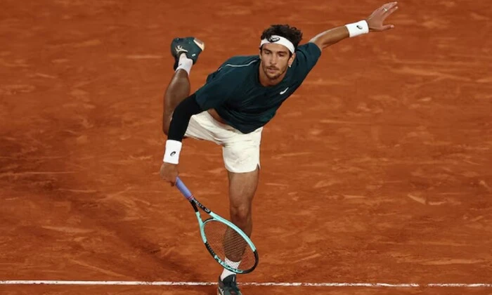 Італійський тенісист ударив м'яч ногою