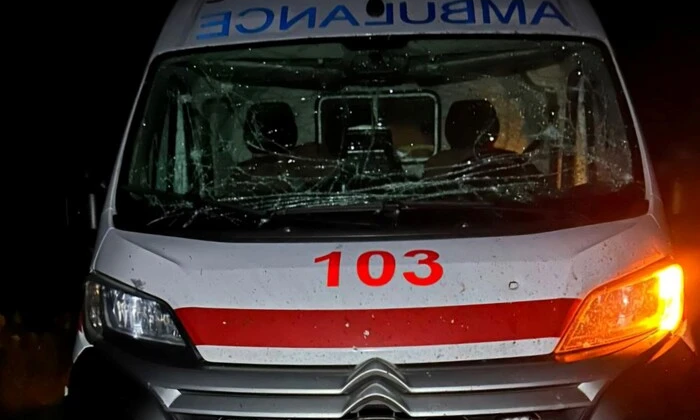 Автомобиль скорой помощи после атаки