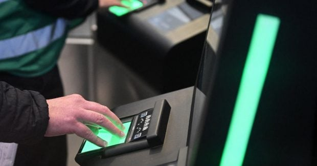 Паспорт та віза українців на кордоні