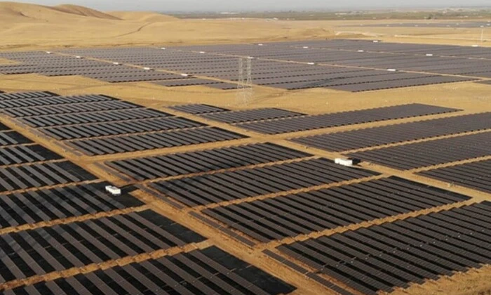 Сонячні панелі на тлі пустелі Єгипту