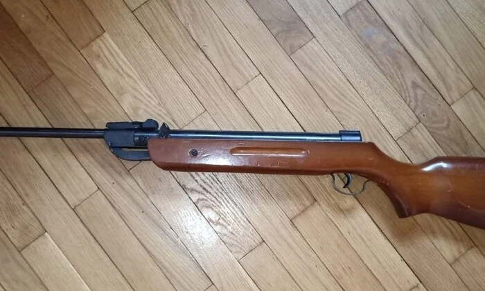 Игры детей с пневматической винтовкой