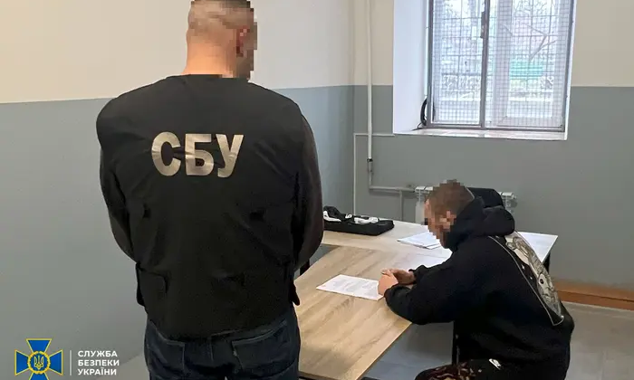 Военнослужащий в форме с снарядом на Винниччине