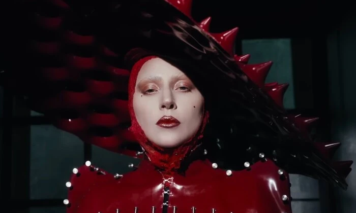 Леді Гага у своєму новому кліпі