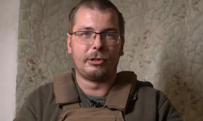 Санитарный инструктор раскрыл содержимое аптечки оккупанта