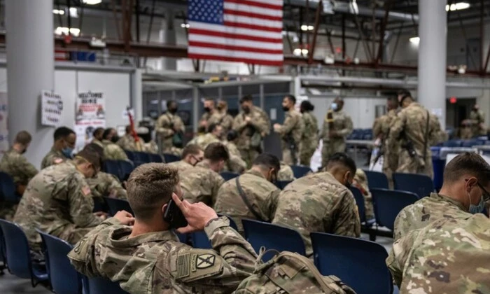 Військовий в формі звільняється через трансгендерну ідентичність