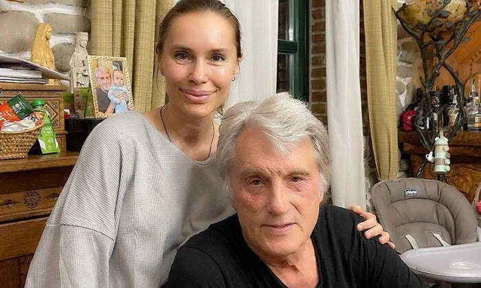 Донька Віктора Ющенка грає з iPhone