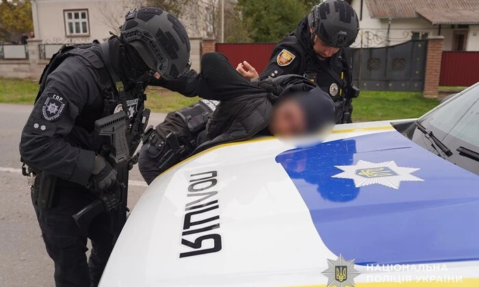 Чоловіки нападають на військовозобов'язаного в автомобілі