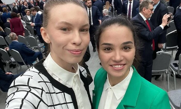 Фото російської жінки на фоні новин