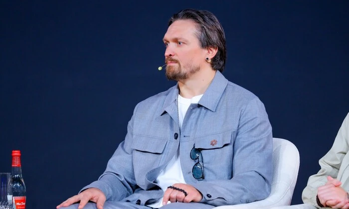 Олександр Усик відмовився від титулу