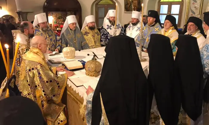 Вселенский патриарх Варфоломий вручает Томос