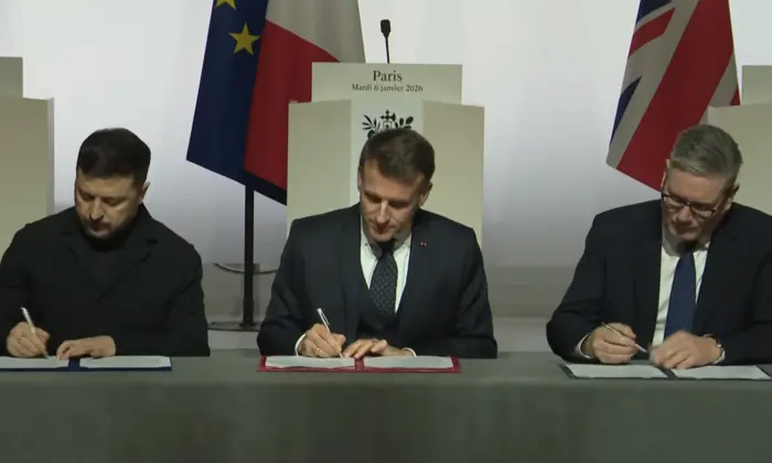 Zelensky signs the declaration in Paris