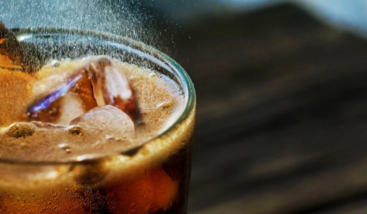 Carbonated water harms teeth