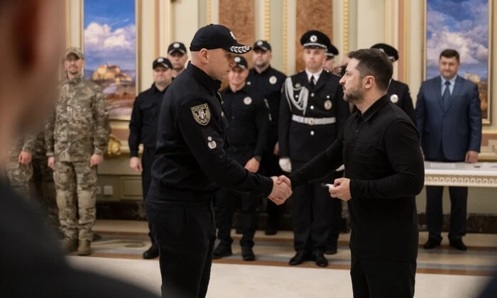 Зеленский вручает Золотые Звезды семьям полицейских