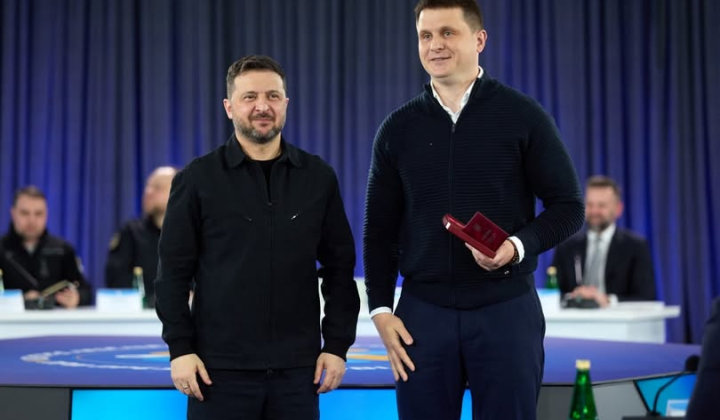 Зеленский наградил местное управление и вручил награды