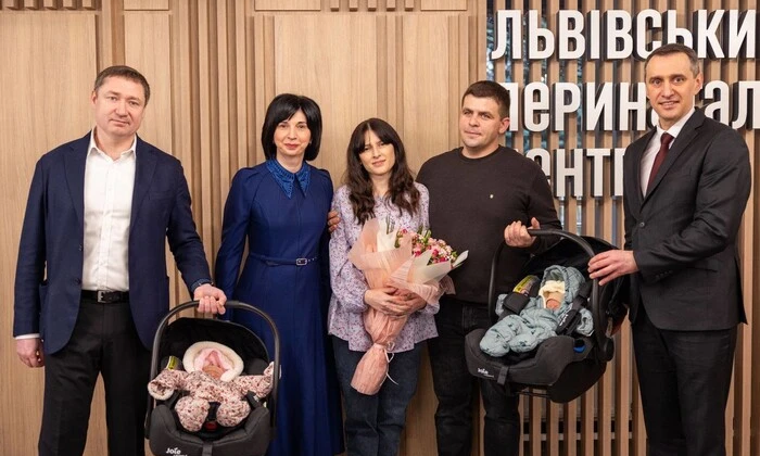 Шкільні вчителі стали батьками перших двійнят