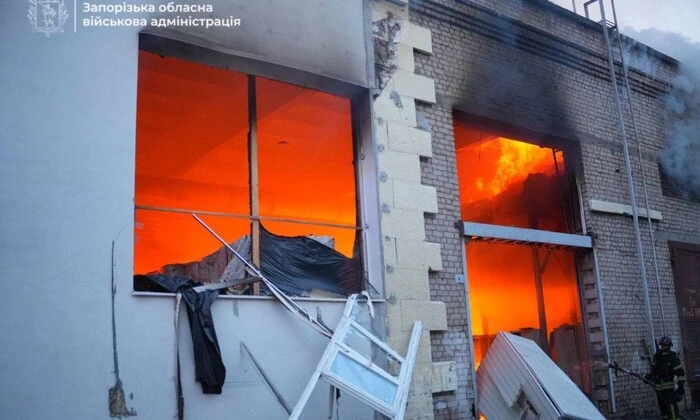 Последствия вражеского обстрела в Запорожье