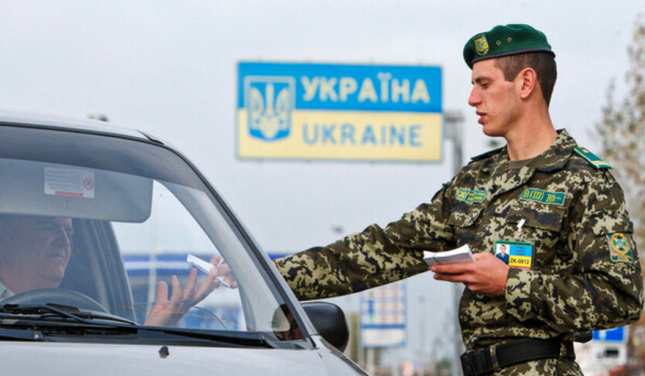 Группа мужчин в аэропорту