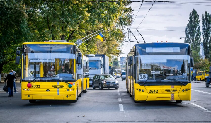 Транспорт рухається поряд із мовчанням
