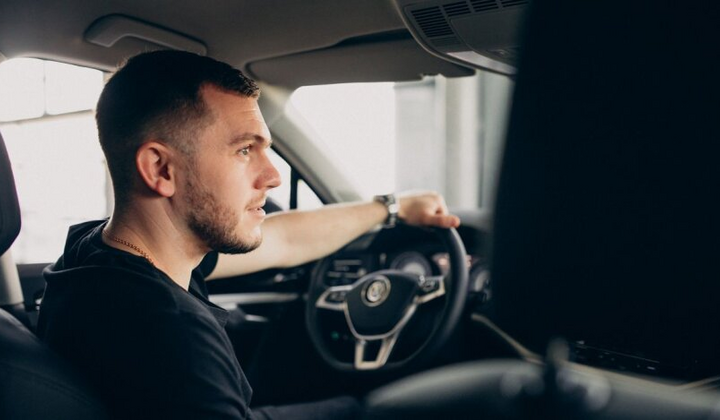 Водитель пользуется функцией в приложении