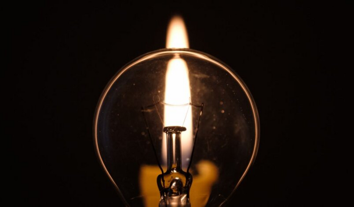 Человек в квартире выключает электроэнергию