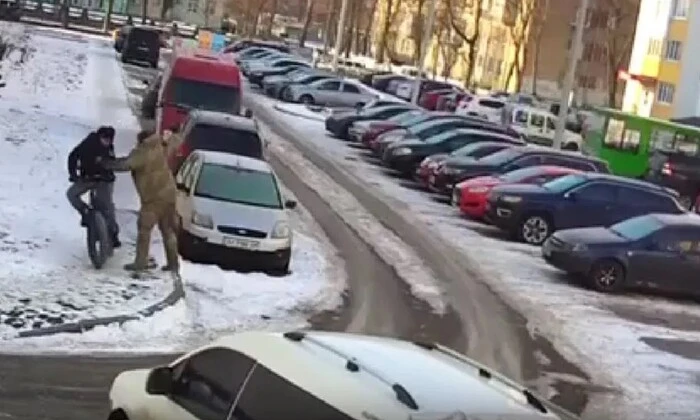 Военнослужащий сбрасывает мужчину с велосипеда