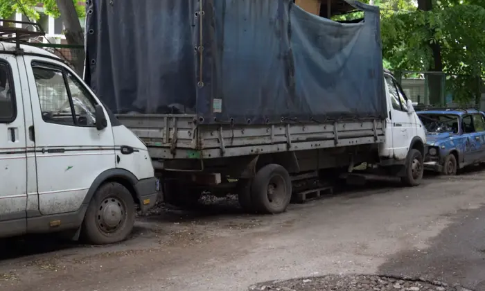 Автоцвинтар серед багатоповерхівок у Дніпрі