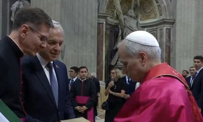 Лукашенко дарує Папі Римському подарунок