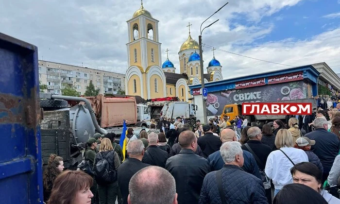 Фермер обливает ворота храма