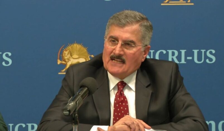 Іранський опозиціонер промовляє на конференції