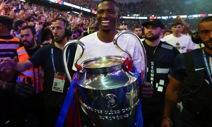 PSG offers Villanу Pacho a new contract