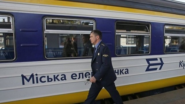 Ремонт вікна в електричці на Київській першій лінії