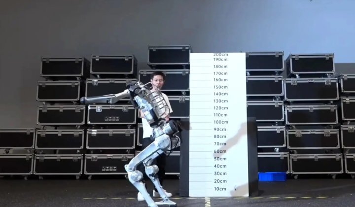Chinese robot jumps 2 meters
