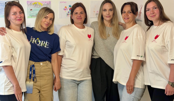 Анджеліна Джолі у підземній школі з дітьми