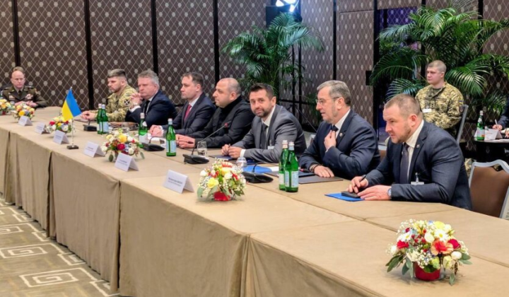 Три піднятих руки під час переговорів