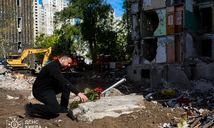 Zelensky honoring the victims in Kyiv