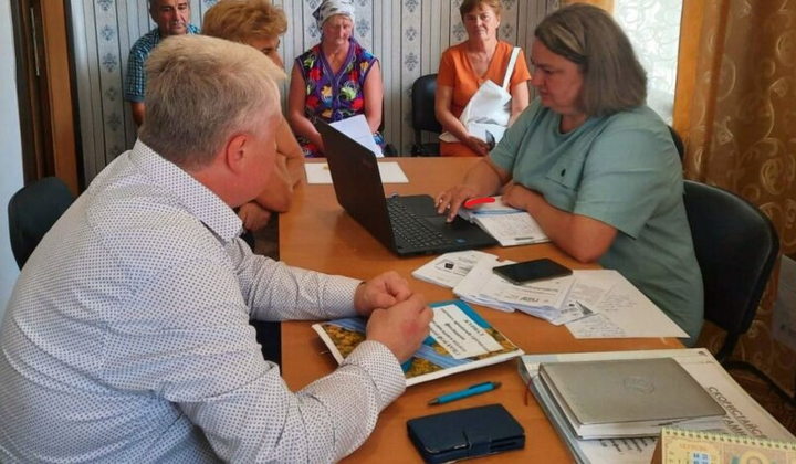 Зображення дітей, які відпочивають на природі